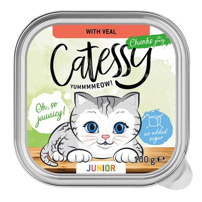 Catessy Junior macskaeledel borjúval, darabok szószban, hozzáadott cukor nélkül, 100g. Illusztráció szürke, kék szemű macskáról, „Oh, so juicy!” felirattal.