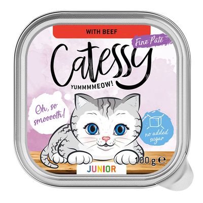 Catessy Junior finom pástétom marhával, 100g. Hozzáadott cukor nélkül. Szürke, kék szemű macska illusztrációja és a 'Oh, so smooth!' felirat.