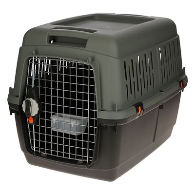 Transportín de plástico con puerta de rejilla metálica, ranuras de ventilación laterales y cierre de seguridad. Apto para el transporte de mascotas.
