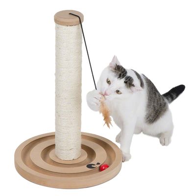 Kratzspielzeug aus Holz mit Sisal-Säule, rotem Ball und Federanhänger. Katze spielt mit der Feder.