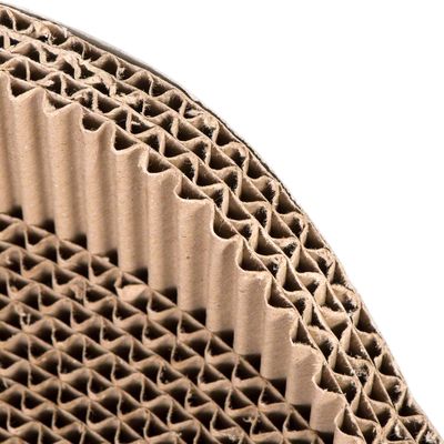 Nahaufnahme von Wellpappe, Materialstruktur aus recyceltem Karton sichtbar.