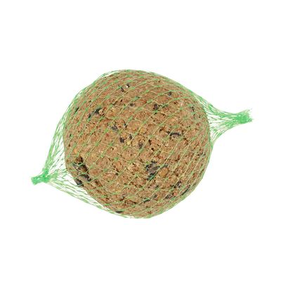 Fettfutter-gombóc zöld hálóban, látható magvakkal és szemekkel.