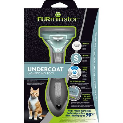 FURminator Undercoat deShedding Tool za kratkodlaku mačku do 4,5 kg, veličina S. Prikaz alata u pakiranju s tekstom: pomaže smanjiti opadanje dlake do 90 %.