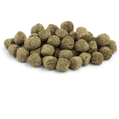 Halom zöld, préselt takarmány pellet. Látható szerkezet és kompakt forma.