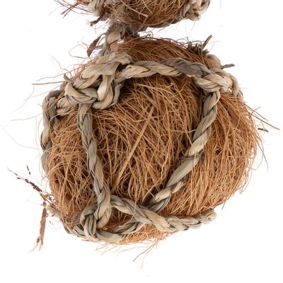 Pelota trenzada de materiales naturales, compuesta de fibras de coco y paja trenzada.