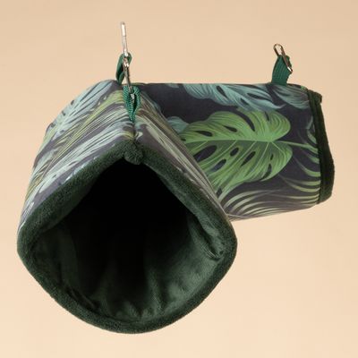 Hamaca para pequeños animales con estampado de hojas tropicales, tela verde y ganchos metálicos para fijación.