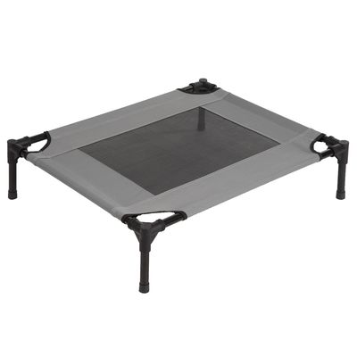Cama elevada gris para mascotas con malla y patas de metal negro resistentes, forma rectangular.