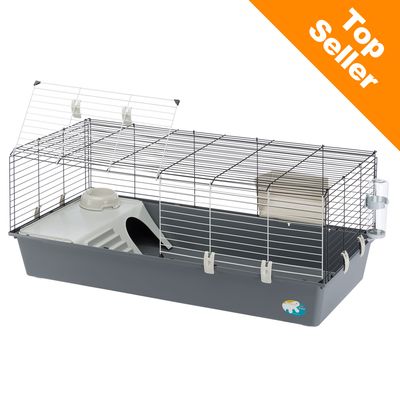 Kavez s metalnom rešetkom i plastičnim dnom, otvoreni poklopac, unutra posuda za hranu, rampa i kućica, boca za vodu sa strane. Narančasta oznaka: Top Seller.