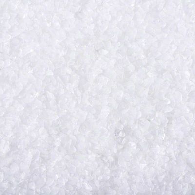Nahaufnahme von weissen Kristallen, möglicherweise Salz oder Mineralien. Keine weiteren Informationen sichtbar.