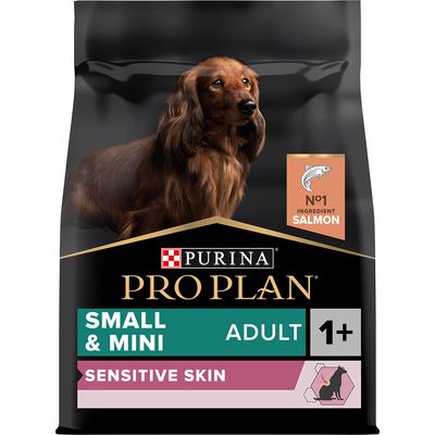 Purina Pro Plan Small & Mini Adult 1+ Sensitive Skin, No1 Ingredient Salmon feliratú kutyatáp csomagolás kis testű felnőtt kutyáknak, látható márkanévvel és fő összetevővel.