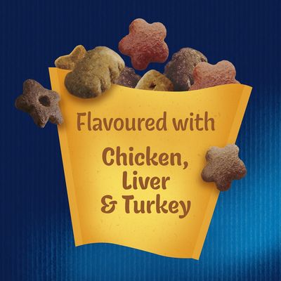 Flavoured with Chicken, Liver & Turkey feliratú kép különböző formájú szárazeledel darabokkal. Az angol szöveg a képen szerepel.