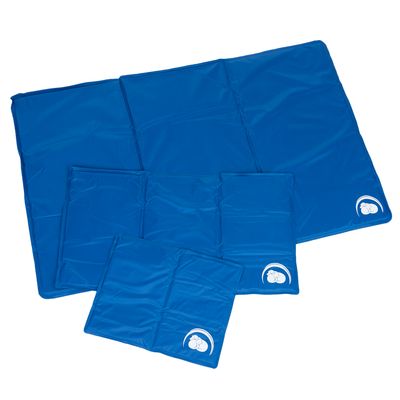 Blaue Kühlmatten in verschiedenen Grössen mit weissem Logo in der Ecke, geeignet zur Temperaturregulierung.