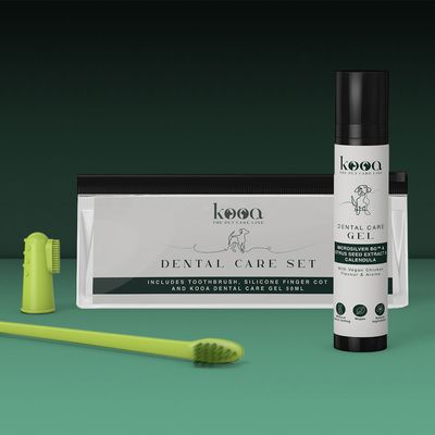 kooa Dental Care Set z szczoteczką do zębów, silikonową nakładką na palec i kooa Dental Care Gel 50 ml. Z Mikrosilber BG™, ekstraktem z nasion cytrusów, nagietkiem, wegańskim smakiem kurczaka i aromatem.