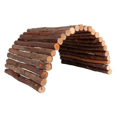 Puente arqueado flexible de madera natural, apto como túnel o refugio para pequeños animales.