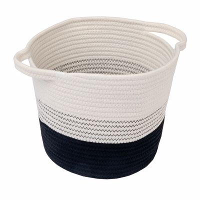 Cesta redonda de cuerda de algodón con dos asas, a rayas blancas y azul oscuro. Ideal para almacenamiento o decoración.