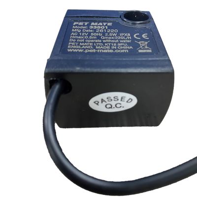 Bomba Pioneer Pet con cable USB, adaptador de corriente y conectores visibles. Texto en la bomba: 'Pioneer Pet Co., Ltd. Model: P-001 Input: DC 5V/1A'.