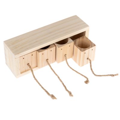 Juguete de madera con cuatro cubos extraíbles, cada uno sujeto con una cuerda. Adecuado para juego o entrenamiento interactivo.
