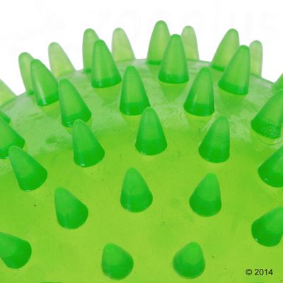Pelota verde con púas puntiagudas de plástico, adecuada para juego interactivo o entrenamiento.