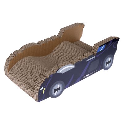 Kratzmöbel aus Wellpappe in Form eines Autos mit schwarzem Design und blauen Akzenten. Sichtbare Markenlogos: DC und Batman.
