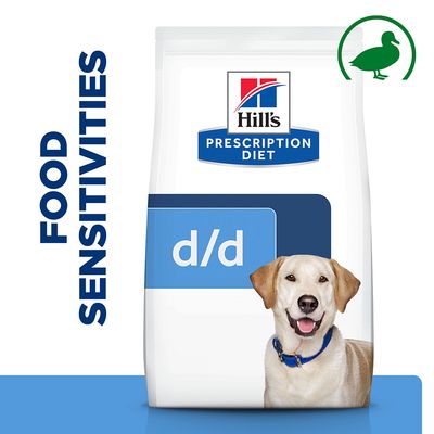 Hill's Prescription Diet d/d kutyatáp csomagolás, kék-fehér színben, bal oldalon 'FOOD SENSITIVITIES' felirat, jobb felső sarokban zöld kacsa ikon látható.