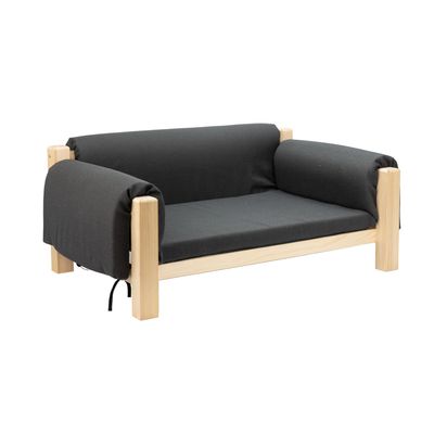 Drvena sofa s tamnosivom tkaninom i podstavljenim naslonima za ruke. Moderan dizajn, prikladno za kućne ljubimce ili male komade namještaja.