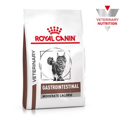 Royal Canin Veterinary Gastrointestinal Moderate Calorie macskaeledel. Csomagolás macskával és Veterinary Nutrition logóval.