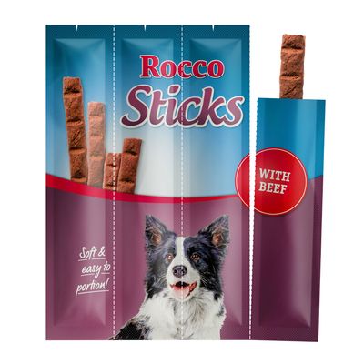Rocco Sticks marhával, puha és könnyen adagolható. A csomagoláson barna snackrudak és egy fekete-fehér kutya látható.