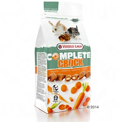 Versele-Laga Complete Crock, sárgarépás rágcsálnivaló csomagolása, rajta nyúl, tengerimalac és csincsilla képe, Vitamin C Plus, Omega 3 feliratokkal. Versele-Laga Complete Crock, sárgarépás rágcsálnivaló csomagolása, rajta nyúl, tengerimalac és csincsilla képe, Vitamin C Plus, Omega 3 feliratokkal.