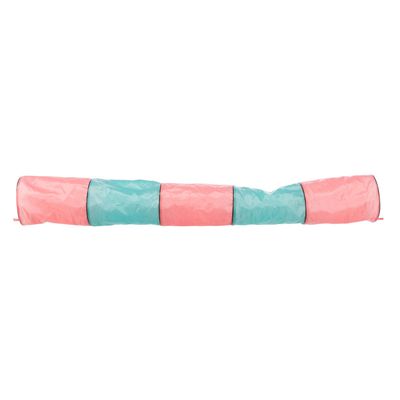 Túnel de juego verde y azul para pequeños animales, con un conejo blanco y negro asomando por el túnel.