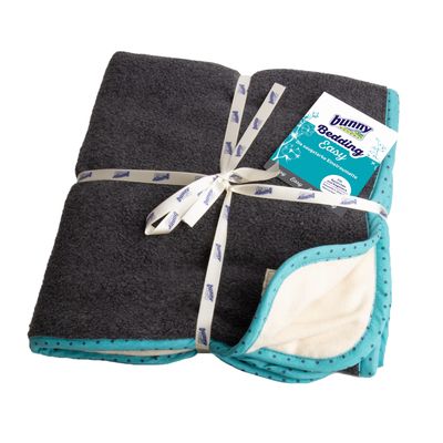 Bunny Bedding Easy, dark grey and turquoise dotted bedding mat with bow and label. Text on label: 'Die ausgeklügelte Einstreumatte'.