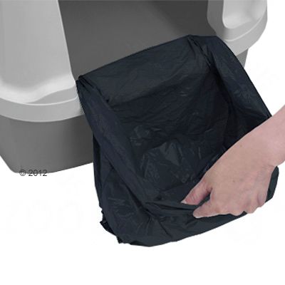 Ruka pokazuje umetanje crne vreće za smeće u sivu mačju WC školjku.