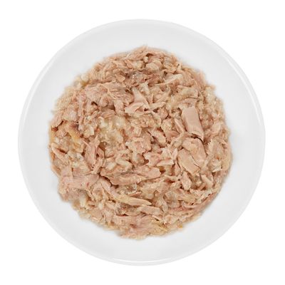 Közelkép aprított, főtt húsról fehér tányéron. Termékábrázolás állateledelhez.