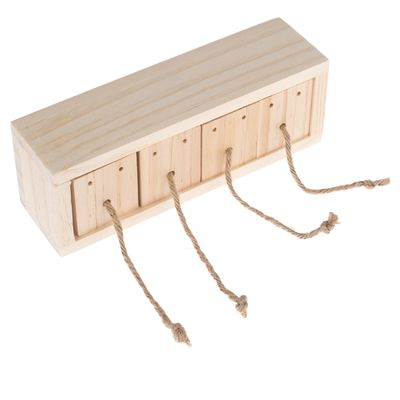 Juguete de madera con cinco tapas móviles y cuerdas con nudos, adecuado para juego interactivo.