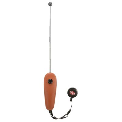 Juguete para gatos Trixie con antena metálica extensible y mango marrón, incluye clip negro con el logo de Trixie.