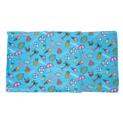 Blaue Matte mit Sommermotiven wie Ananas, Wassermelonen, Sonnenschirme, Kokosnüsse und Rettungsringe. Text 'Summer' mehrfach sichtbar.