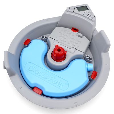 Automatyczny podajnik karmy Closer Pets z wyświetlaczem cyfrowym, miejscem na 3 baterie AA i niebieskim pojemnikiem. Uwaga: wymień baterie w ciągu 1 minuty, aby zachować ustawienia.