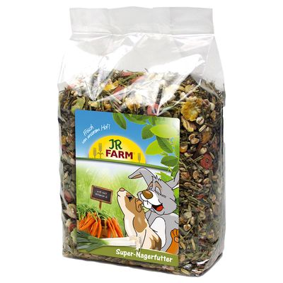 JR Farm Super-Nagerfutter, frissen a farmról, sok C-vitaminnal. A csomagoláson sárgarépák és rágcsáló illusztráció látható.