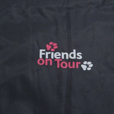 Friends on Tour natpis s crvenim i bijelim šapama na crnoj pozadini.