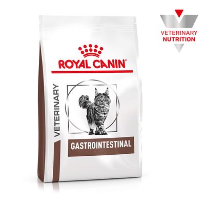 Royal Canin Veterinary Gastrointestinal macskaeledel, csomagolás macskával és Veterinary Nutrition logóval.