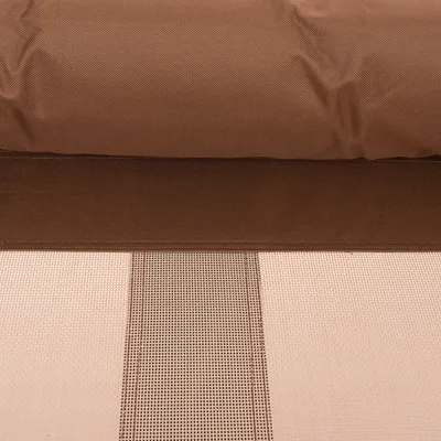 Nahaufnahme eines braunen Stoffmaterials mit Netzstruktur, geeignet für Tierbetten oder Zubehör. Nahaufnahme eines braunen Stoffmaterials mit Netzstruktur, geeignet für Tierbetten oder Zubehör.