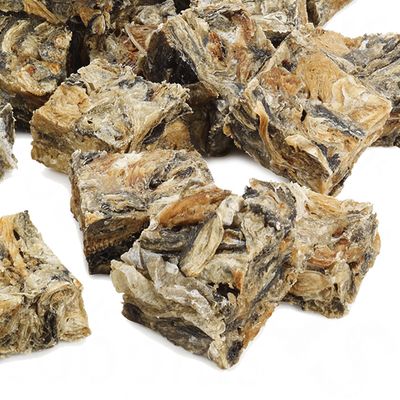 Sušene riblje kocke, prirodne i bez dodatnih sastojaka, pogodne kao poslastica ili nagrada za kućne ljubimce.