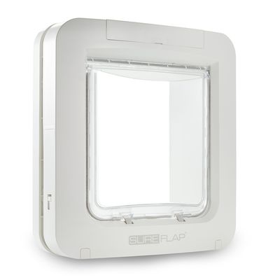 SureFlap drzwiczki dla zwierząt sterowane mikrochipem, białe, kwadratowy design z przezroczystym przejściem.