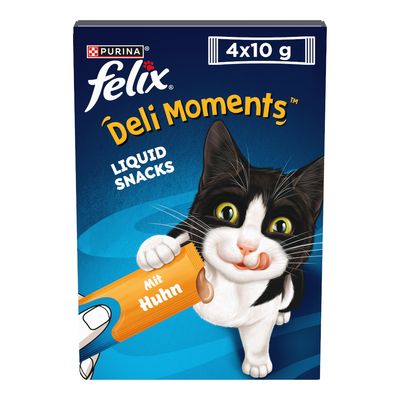 Purina Felix Deli Moments folyékony snack, 4x10g, csirkével. A csomagoláson egy fekete-fehér macska és egy snacktasak látható.
