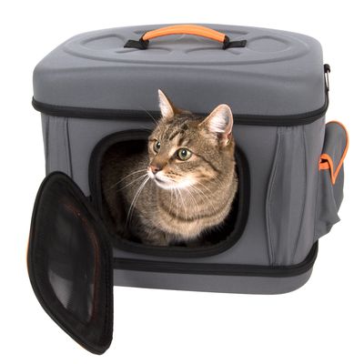 Bolsa de transporte gris con asa naranja y abertura de malla, un gato asoma por la abertura.