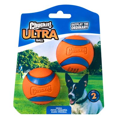 Chuckit! Ultra Ball, narancssárga kék csíkokkal, Large méret. A csomagoláson kutya és játékszituáció a parkban látható.