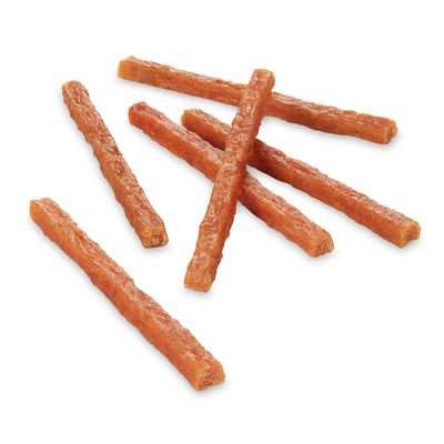 Több hús színű, hosszúkás snack-rúd, lazán elhelyezve fehér háttéren.