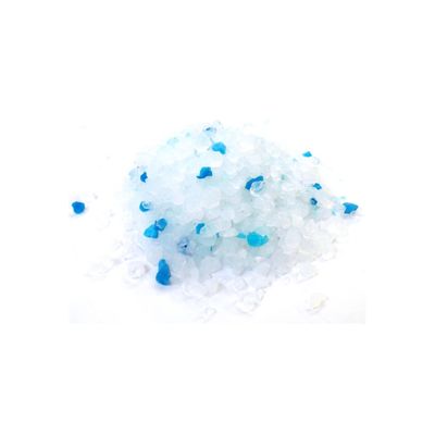 Haufen aus weissen und blauen Silikatkristallen, geeignet für Katzenstreu.