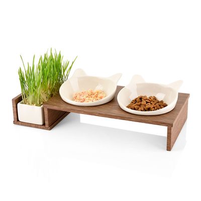 Futterschale-Set mit zwei Keramikschalen in Katzenform, Holzständer und Fach für Katzengras. Schalen gefüllt mit Trockenfutter und Nassfutter.
