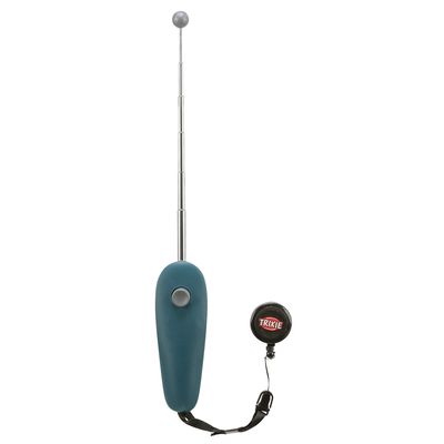 Juguete para gatos Trixie con antena metálica extensible y mango marrón, incluye clip negro con el logo de Trixie.