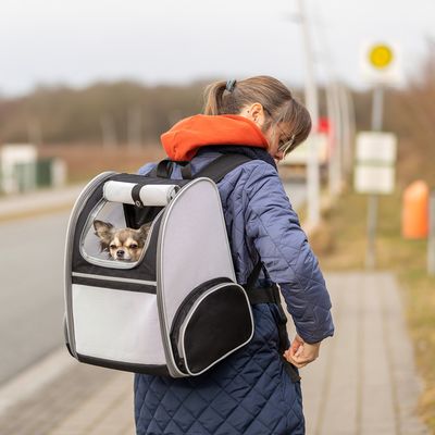 Hátizsák háziállatoknak betekintőablakkal, kisállatok szállítására alkalmas. Szürke-fekete kialakítás, extra zsebekkel és párnázott pántokkal.